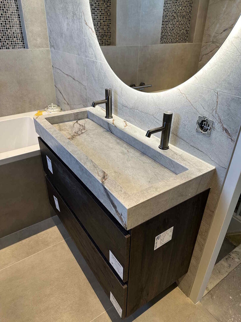 Handgemaakte wastafel van tegels